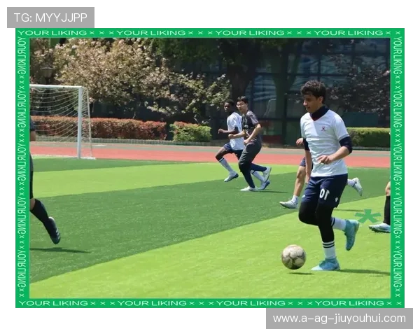 校园阳光下学生坚持足球训练展现青春拼搏力量与团队精神风采魅力